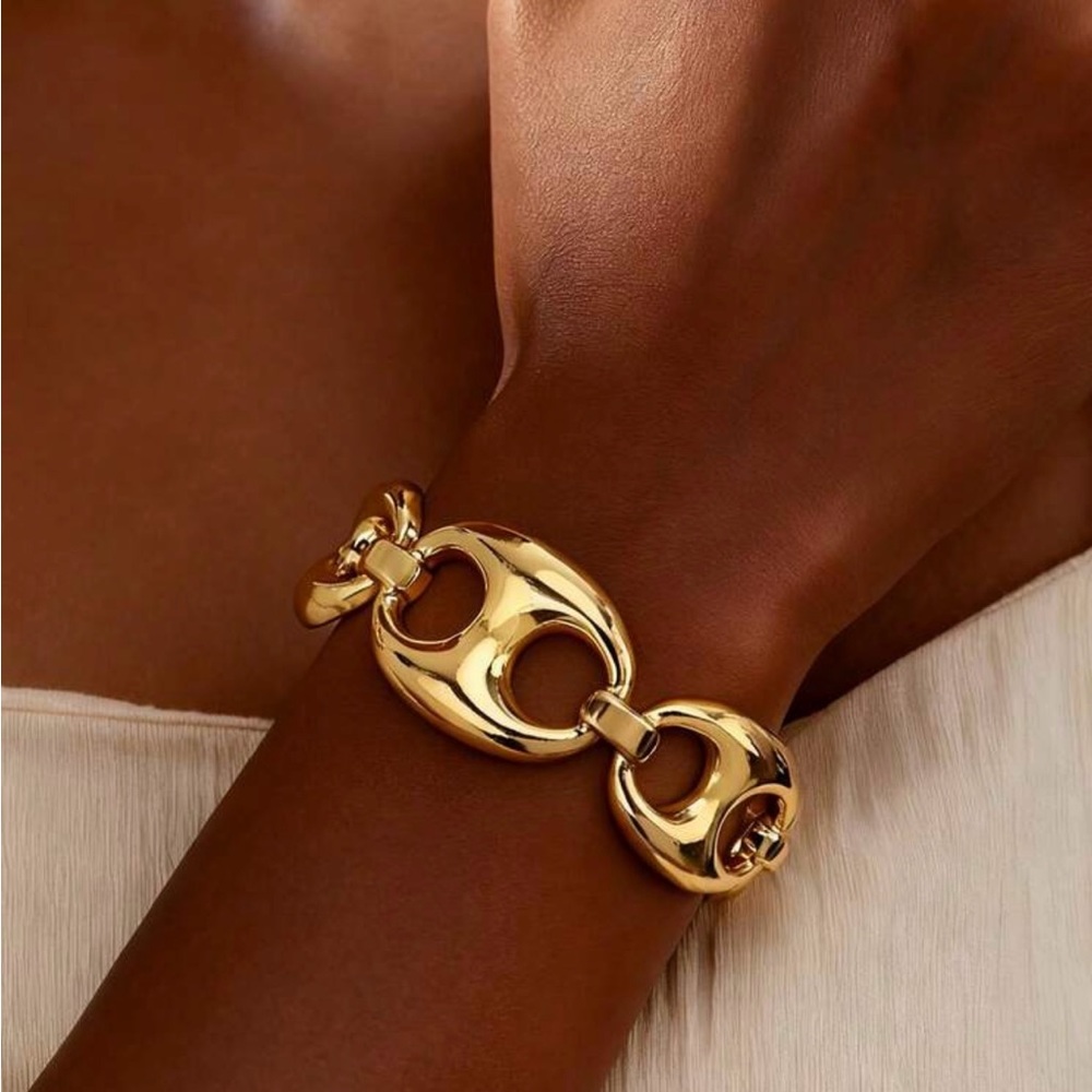 Elegant Gold Link Bracelet